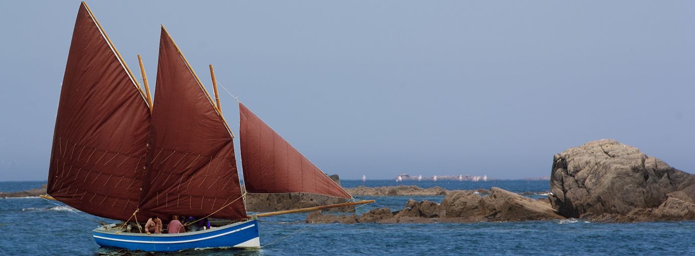 Barr Awel en mer, voiles rouges déployées