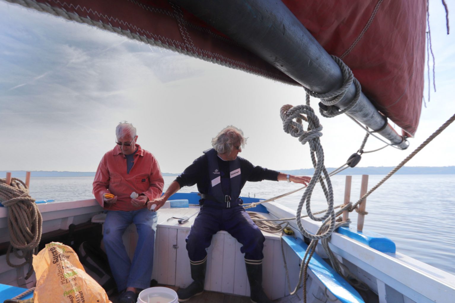 Deux membres de l’équipage naviguant à bord de Barr Awel