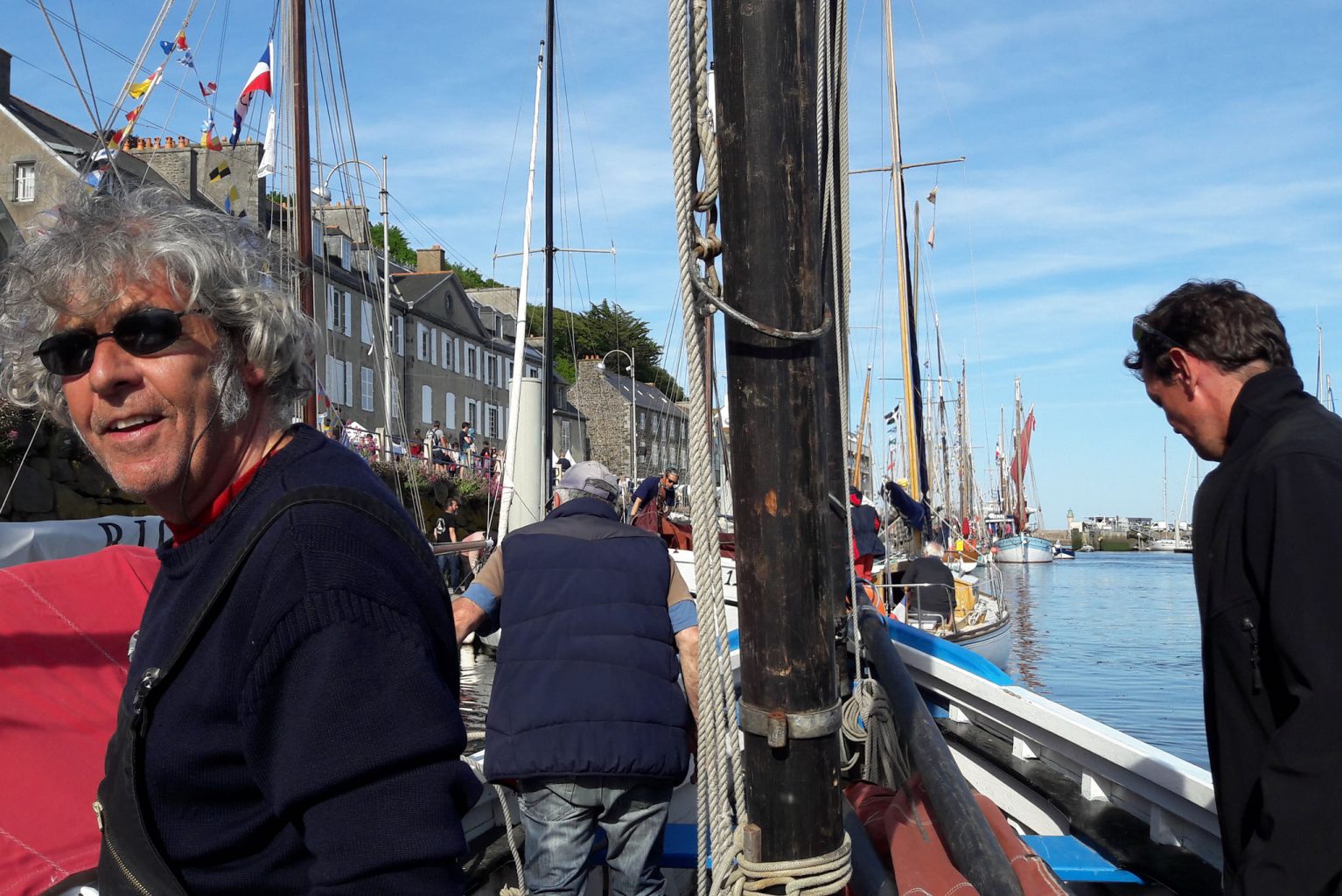 Barr Awel entrant dans le port pavoisé de Binic