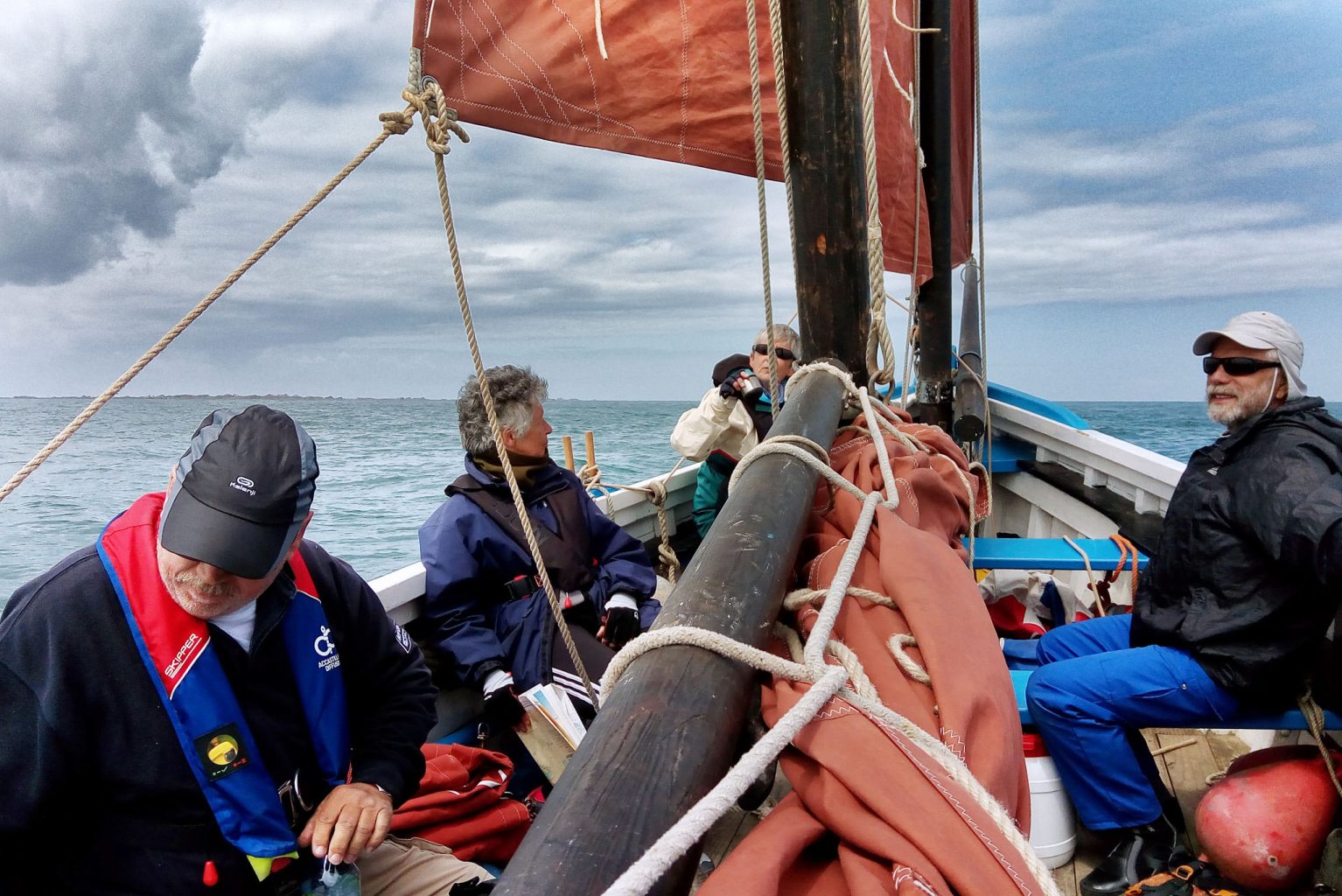 Équipage manœuvrant les voiles de Barr Awel à Binic