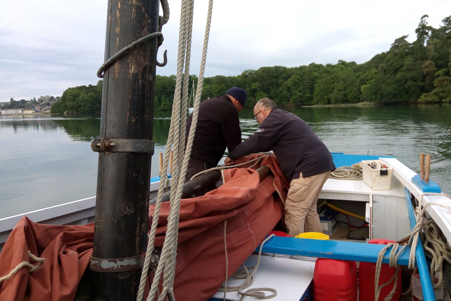 Équipage affalant une voile rouge de Barr Awel