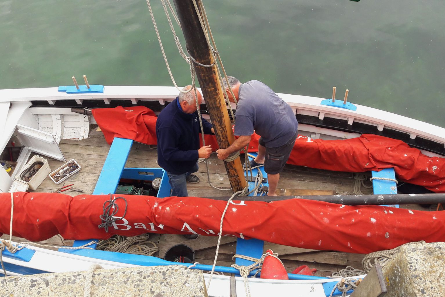 Réparation du mât de Barr Awel à bord du bateau