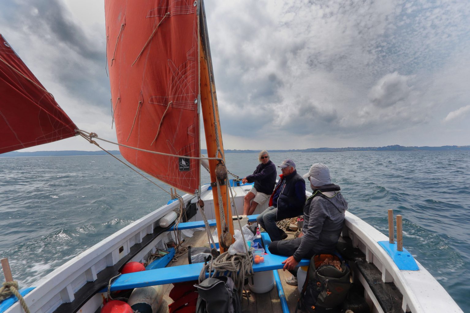 Barr Awel naviguant sous voiles avec plusieurs équipiers