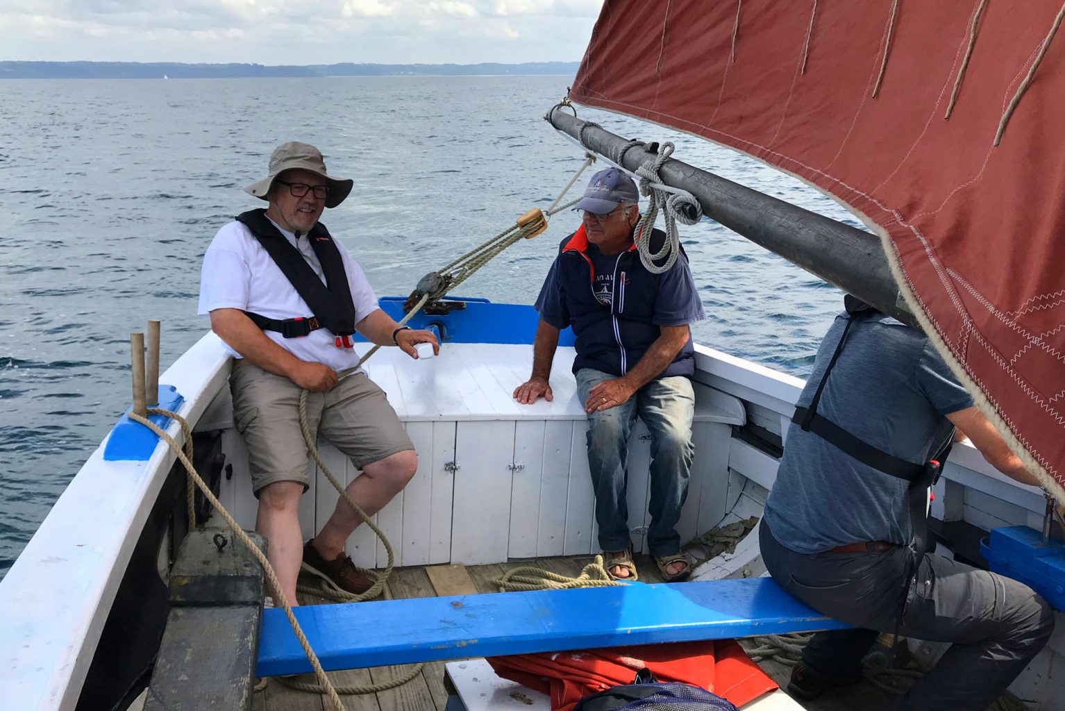 Équipiers debout à l’arrière de Barr Awel en navigation