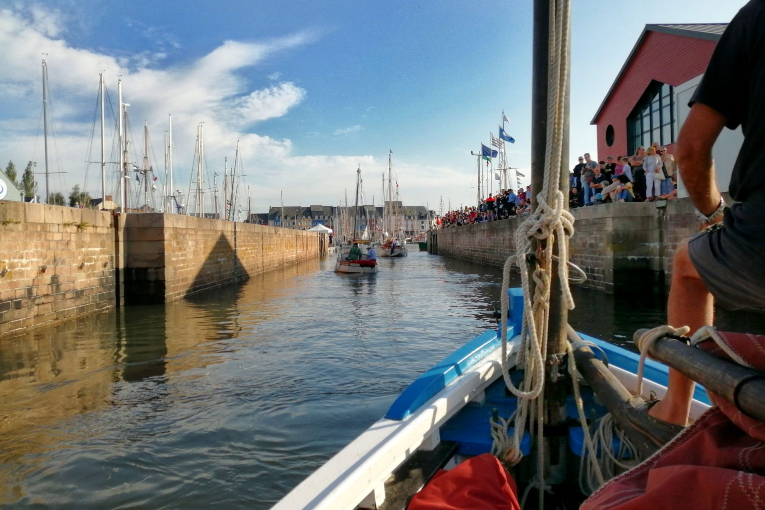 Barr Awel entrant dans le port de Paimpol parmi les vieux gréements