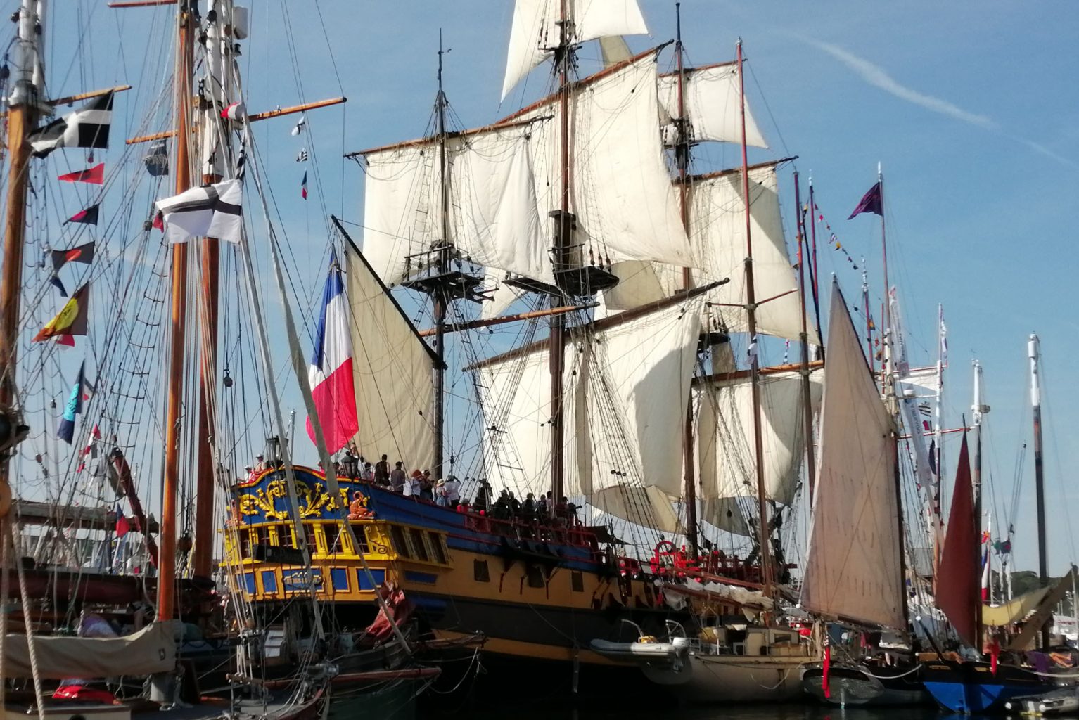 Grand voilier traditionnel pavoisé dans le port de Paimpol