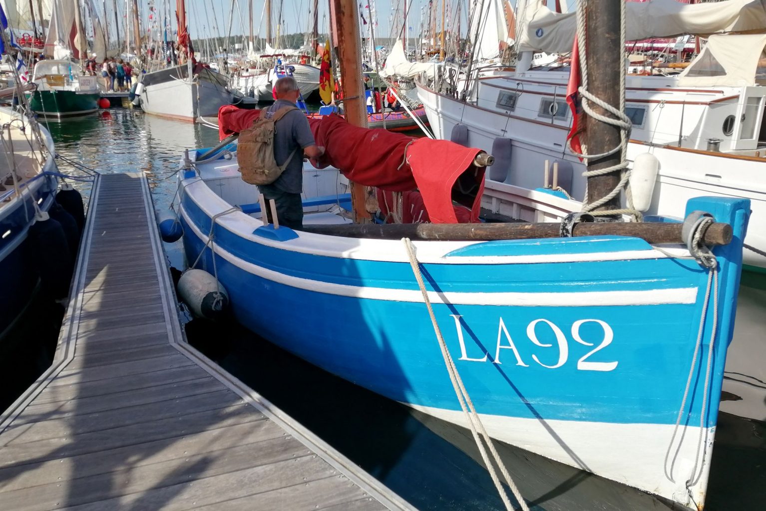 Étrave bleue de Barr Awel amarré dans le port de Paimpol