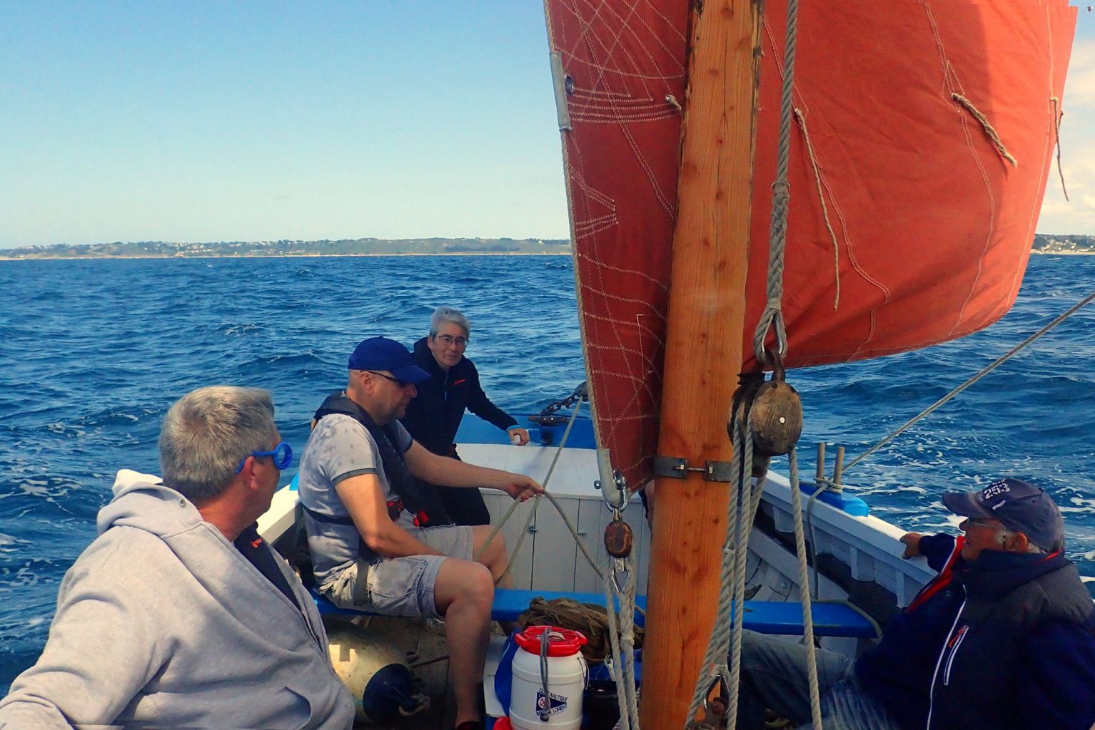 Équipage de Barr Awel naviguant sous voile rouge au retour de Paimpol
