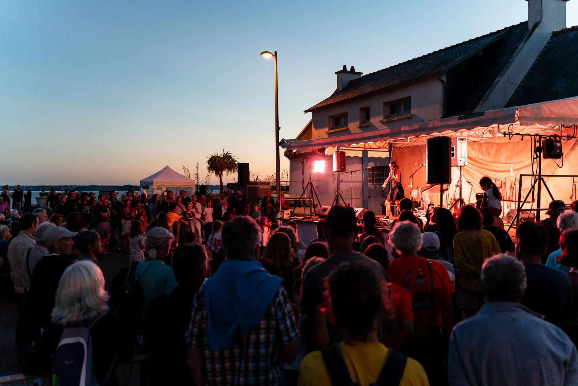 Concert en soirée devant le public de la Fête de la Sardine
