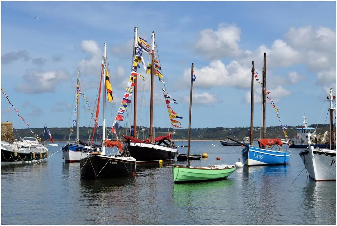 Vieux gréements pavoisés dans le port de Locquémeau