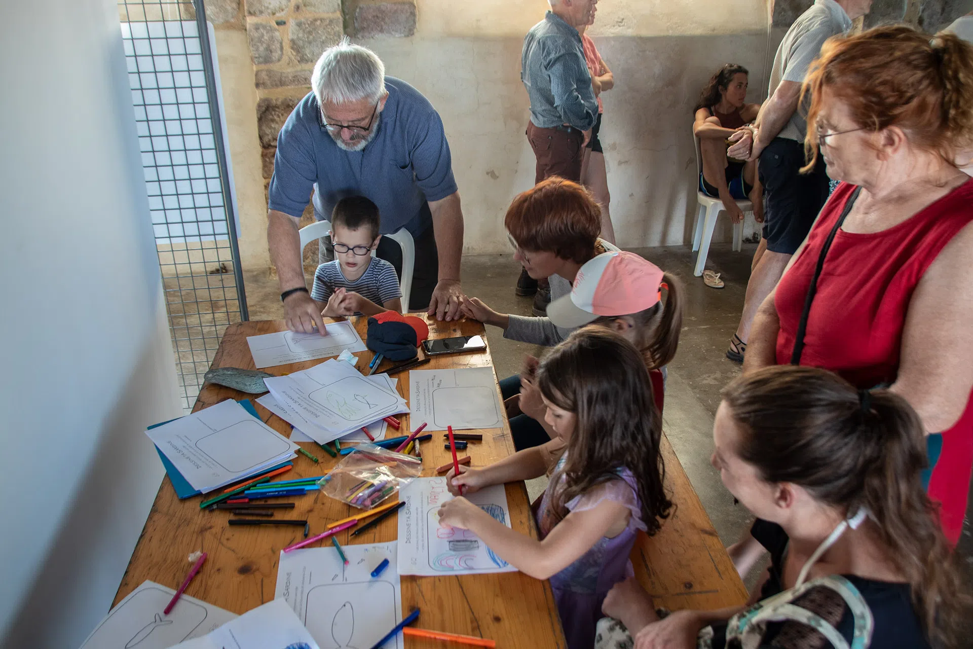 Enfants participant au concours de dessin de la Fête de la Sardine