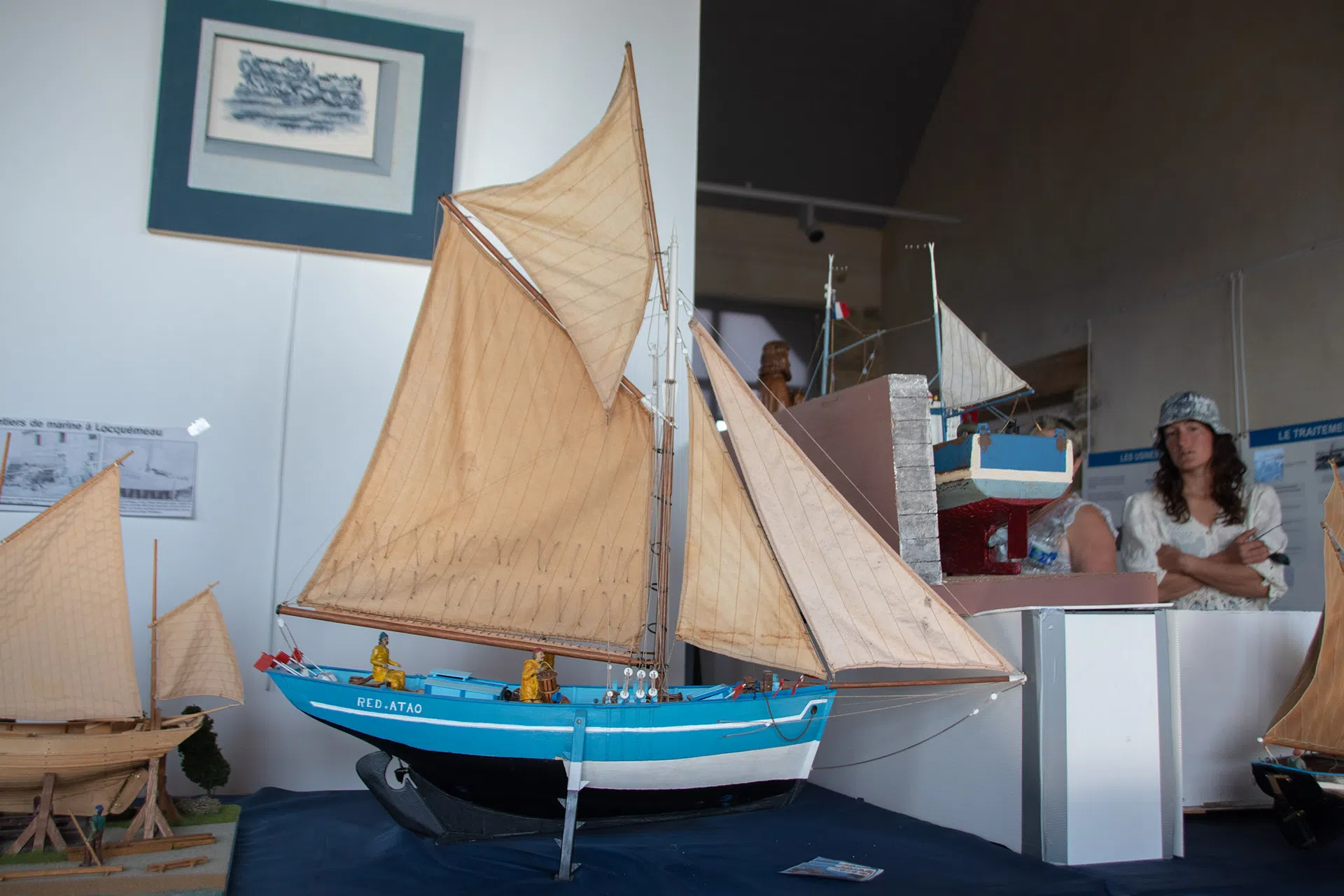 Maquette de bateau de pêche à voiles exposée à la coopérative de Locquémeau