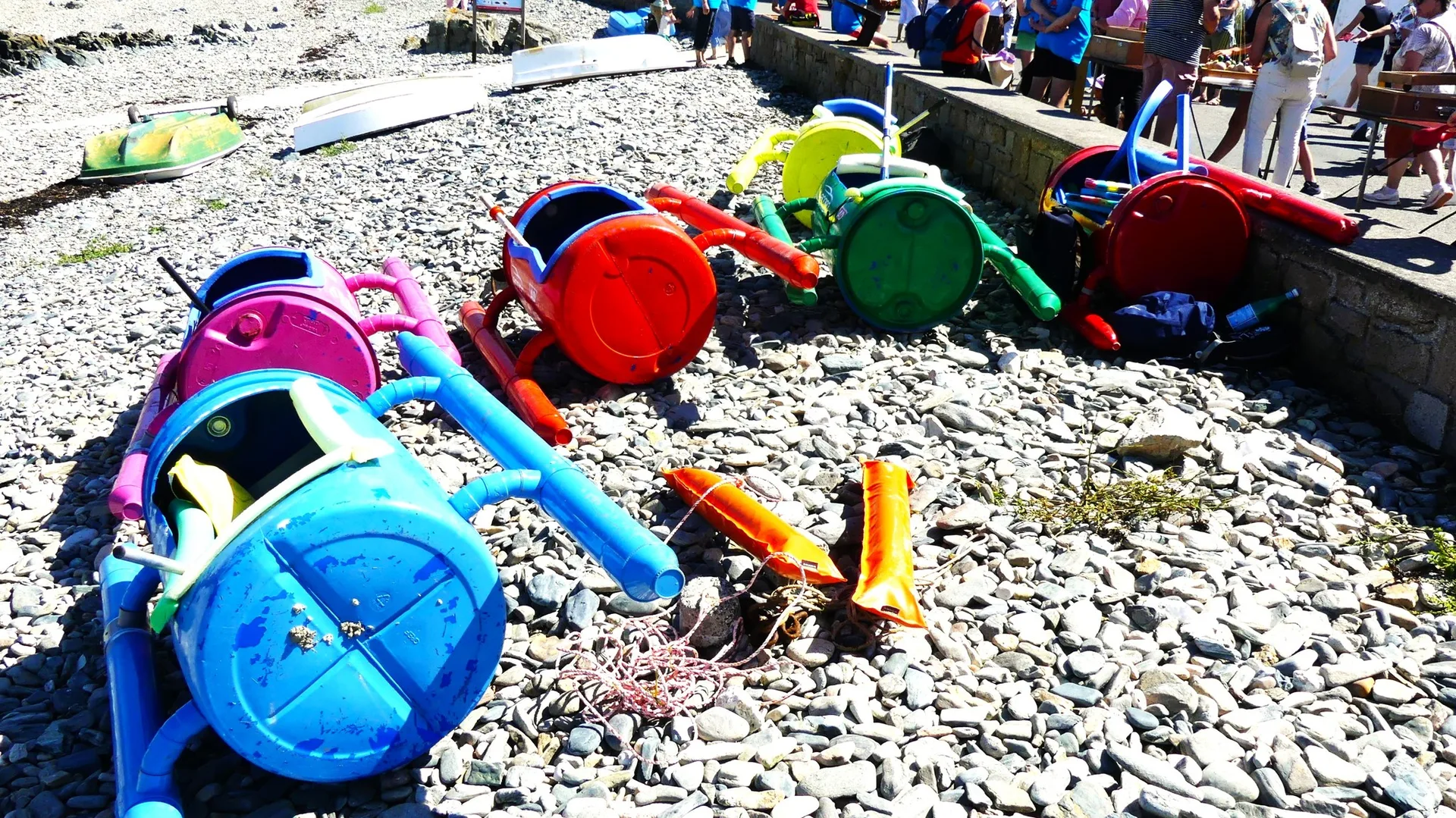 Petits trémarans colorés préparés sur la plage de Locquémeau
