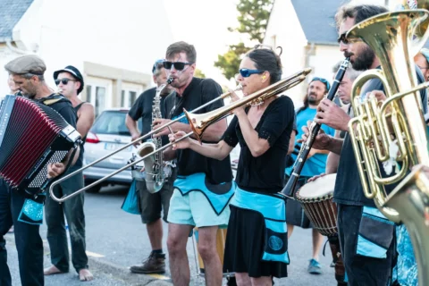 Fanfare musique port à la Fête de la Sardine de Locquémeau.