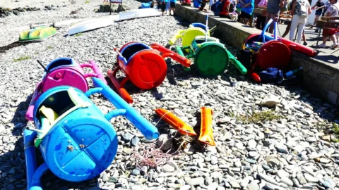 Jeux plage enfants à la Fête de la Sardine de Locquémeau.