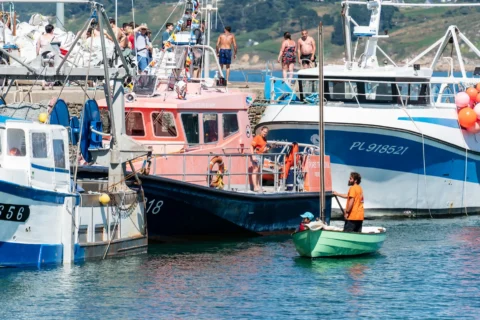 Bateaux port fete maritime à la Fête de la Sardine de Locquémeau.