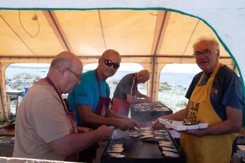 Sardines grillees equipe barbecue à la Fête de la Sardine de Locquémeau.
