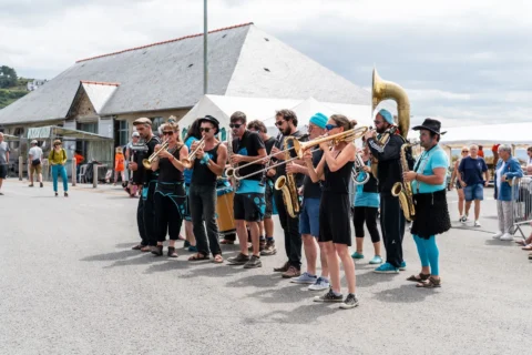 Fanfare bagad animation port à la Fête de la Sardine de Locquémeau.