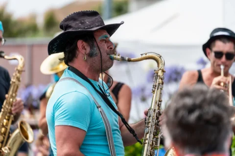 Saxophoniste concert à la Fête de la Sardine de Locquémeau.