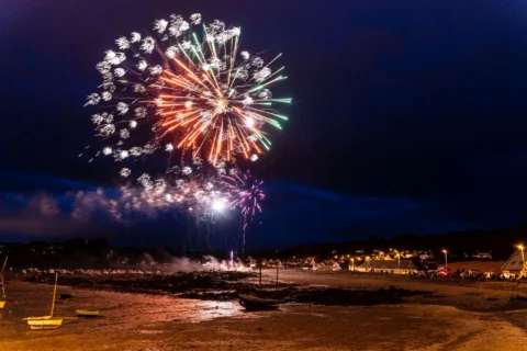 Feu artifice port panorama à la Fête de la Sardine de Locquémeau.