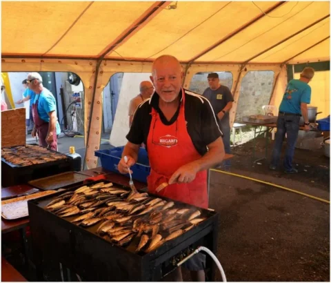 Sardines grillees cuisson barbecue à la Fête de la Sardine de Locquémeau.