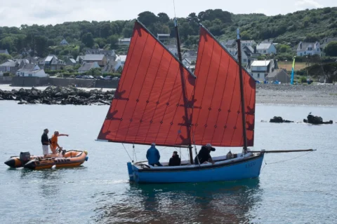 Voilier traditionnel voiles rouges à la Fête de la Sardine de Locquémeau.