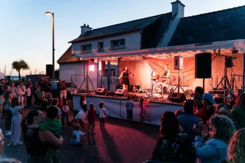Concert nocturne scene port à la Fête de la Sardine de Locquémeau.