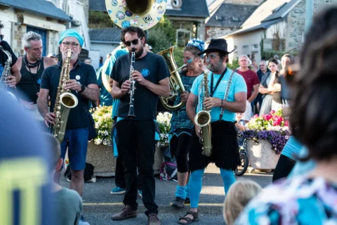 Musiciens fanfare gros plan à la Fête de la Sardine de Locquémeau.