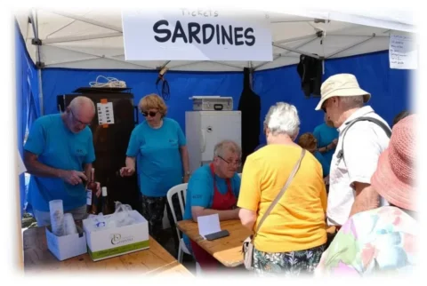 Stand sardines fete port à la Fête de la Sardine de Locquémeau.