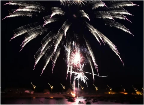 Feu artifice port gros plan à la Fête de la Sardine de Locquémeau.